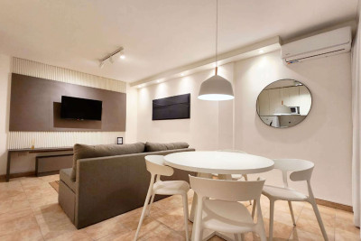Sarmiento 1610 ( 1 Dormitorio / Cochera Gratis )